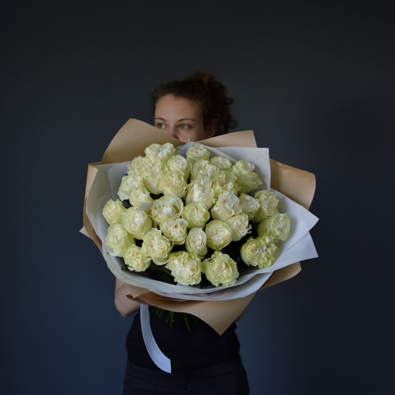 букет из 31 пионовидной белой розы - Фото 1 