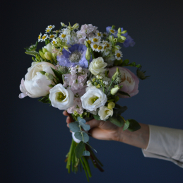 букет невесты из сезонных цветов - Фото 2 