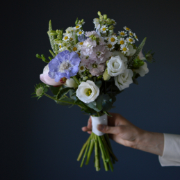 букет невесты из сезонных цветов - Фото 3 