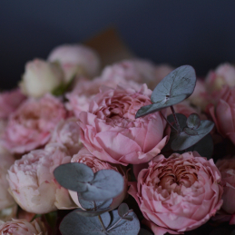 bukiet pełnych gałązkowych róż z eukaliptusem - Zdjęcie 2 