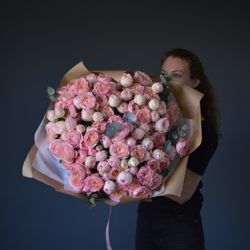 букет пионовидных кустовых роз с эвкалиптом - Фото 1 