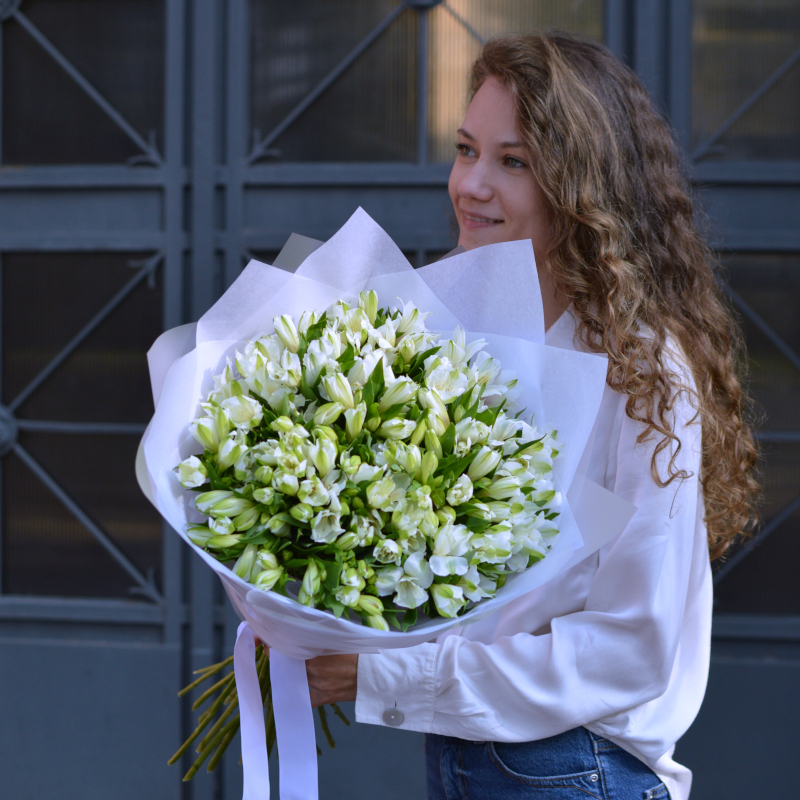 white alstroemeria bouquet - Photo 1 