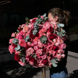 микс роз в яркой цветовой гамме