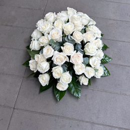 wiązanka pogrzebowa z białych róż